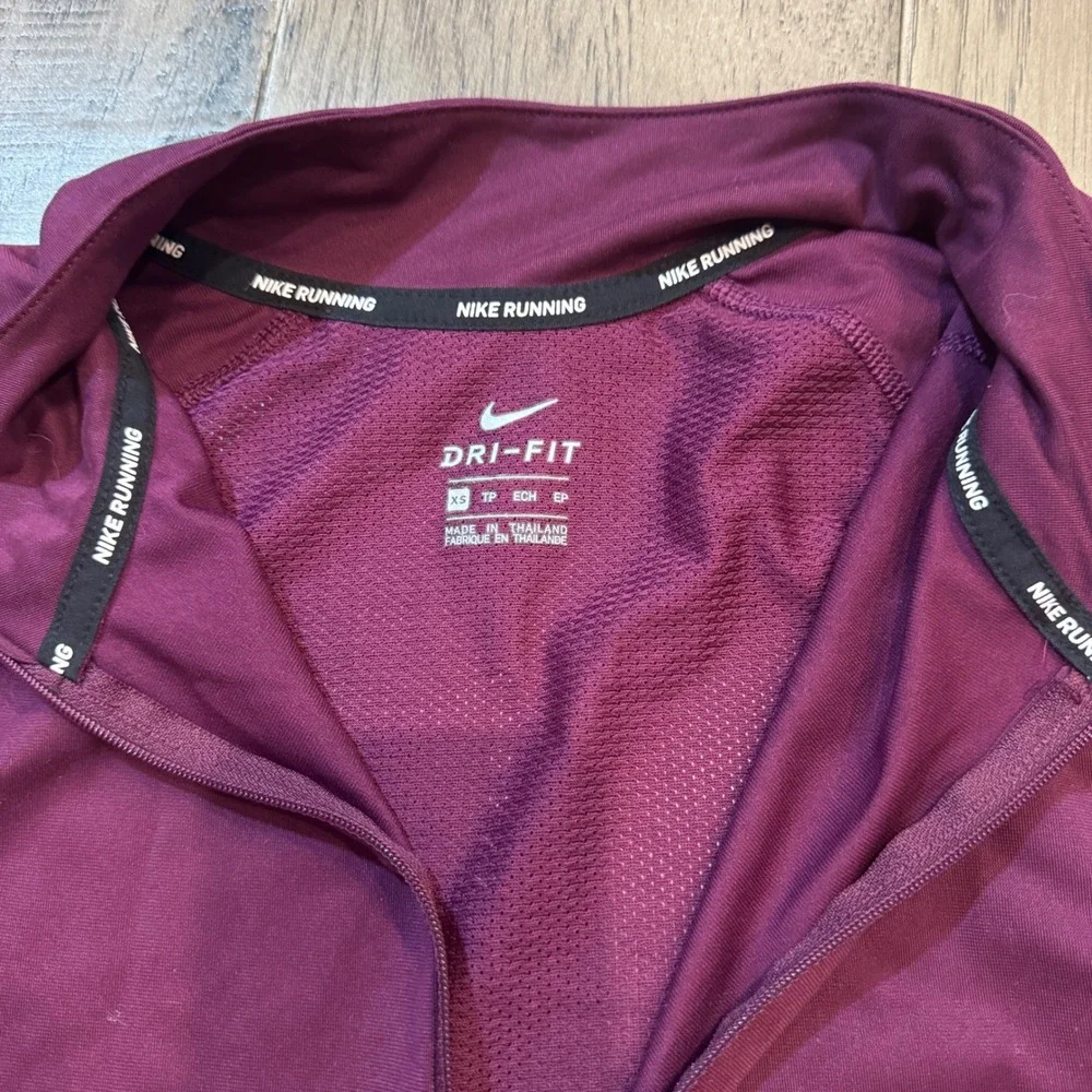 Nike Dri-Fit Running Top XS Womens Quarter Zip Pullover Plum Long Sleeve‎